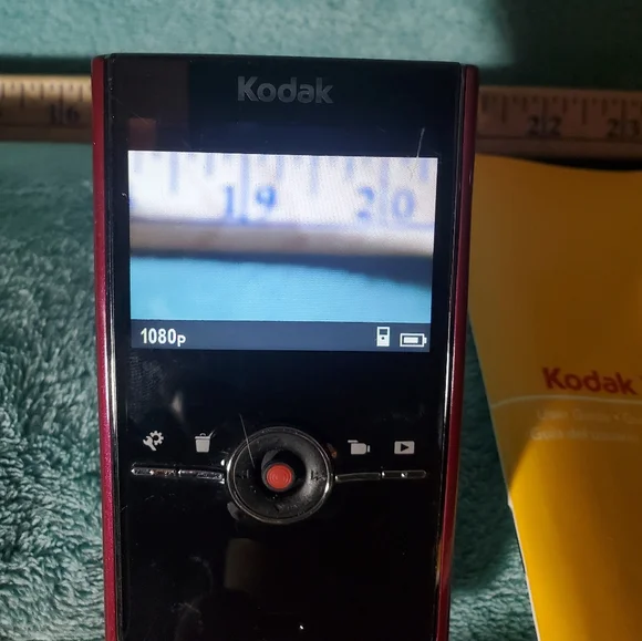 Kodak ZI8 HD ビデオカメラ ラズベリー Kodak outs the 1080p Zi8 pocket camcorder | TechCrunch